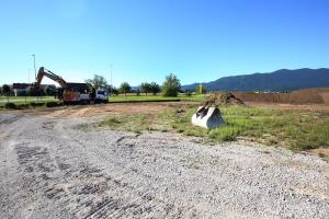 PARKIRIŠČE PRED OŠ CERKNICA ZAČETEK GRADNJE 01 FOTO LJUBO VUKELIČ